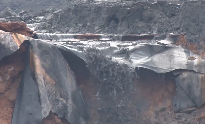 Đập bờ bao hồ chứa chất thải rắn của nhà máy DAP số 2 bị vỡ. Ảnh: Trung Dũng.